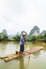 Rafting villaggio cinese sul fiume Quy Son, Guangxi, Cina — Foto stock