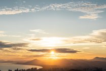 Яскравий захід сонця над горами і прибережних міський краєвид, Санья, провінції Хайнань, Сполучені Штати Америки — стокове фото