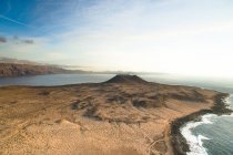 Península rochosa cênica com ondas do mar, La Graciosa, Ilhas Canárias — Fotografia de Stock