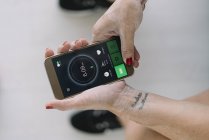 Руки спортсменка, використовуючи фітнес app смартфон — стокове фото