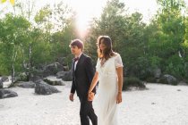 Casal casamento andando na costa pitoresca — Fotografia de Stock