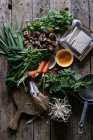 Організував овочі на сільському стилі таблиці для приготування традиційних Креп Banh Slow нарізки — стокове фото