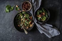 Салат з овочами та сиром на сірій поверхні — стокове фото