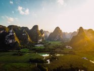 Рисові поля і унікальні скелясті гори на заході сонця (Гуансі, Китай). — стокове фото