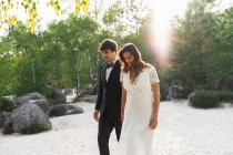 A piedi coppia di nozze sulla pittoresca costa — Foto stock