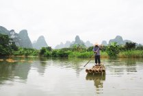 Китайский крестьянин сплавляется по реке Куй Сон, Гуанси, Китай — стоковое фото