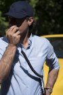 Mann spricht im Radio vor modernem gelben Auto — Stockfoto