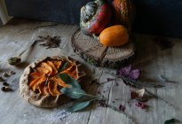 Вкусная выпечка из тыквы со сладким луком на деревенском деревянном столе — стоковое фото