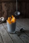 Délicieux pudding au chia avec mangue en verre sur table en bois — Photo de stock