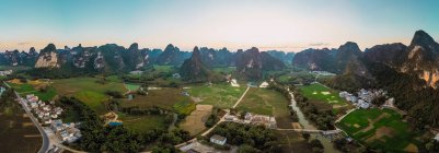 Campi e città circondata da montagne, Guangxi, Cina — Foto stock