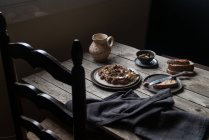 Lentilha pate na placa na mesa de madeira rústica — Fotografia de Stock
