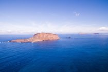 Vasto mar azul con islas rocosas, La Graciosa, Islas Canarias - foto de stock
