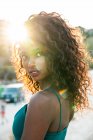 Молода чуттєва чорна жінка позує в яскравій спині освітлена — стокове фото