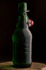 Bottiglia di birra aperta su sfondo scuro — Foto stock