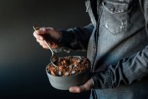 Uomo mangiare croccante quinoa muesli — Foto stock