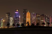 Вид на подсвеченные небоскребы мегаполисов по ночам. — стоковое фото