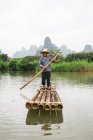 Rafting de villageois chinois sur la rivière Quy Son, Guangxi, Chine — Photo de stock