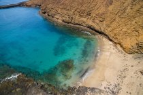 Laguna oceánica y playa de arena con rocas, La Graciosa, Islas Canarias - foto de stock