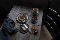 Linsenpastete auf Teller auf rustikalem Holztisch — Stockfoto