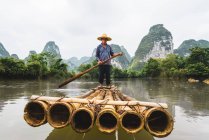 Chinesische Dorfbewohner Rafting auf quy son River, guangxi, China — Stockfoto