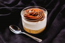 Dessert in tazza con mousse al caramello su tessuto nero — Foto stock