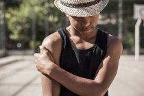 Menino afro posando com chapéu de palha ao ar livre — Fotografia de Stock