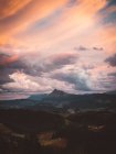 Paisagem pitoresca de vale com montanhas e florestas perenes sob o céu colorido do por do sol, Bizkaia — Fotografia de Stock