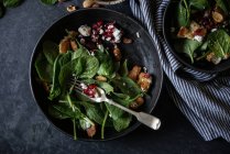 Salat mit Gemüse und Käse in Schalen auf grauer Oberfläche — Stockfoto