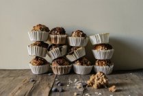 Deliziosi muffin di farro appena sfornati sul tavolo — Foto stock