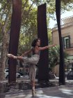 Жінка танцюрист позує на вулиці — стокове фото