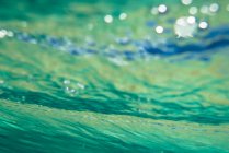 Belle vague océanique avec bulles d'air — Photo de stock