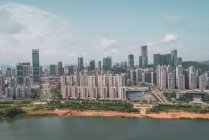 Paesaggio urbano della metropoli contemporanea sulla riva del fiume, Nanning, Cina — Foto stock