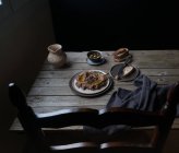 Paté de lentejas en plato sobre mesa de madera rústica - foto de stock
