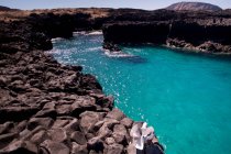 Agua azul brillante de laguna y acantilados, La Graciosa, Islas Canarias - foto de stock