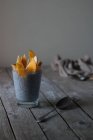 Delizioso budino chia con mango in vetro su tavolo di legno — Foto stock