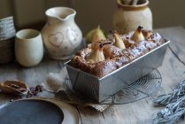 Frisch gebackener leckerer Birnenkuchen in Auflaufform auf Holztisch — Stockfoto