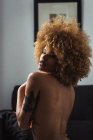 Etnica donna in topless guardando provocatoriamente la fotocamera — Foto stock