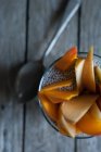 Delicioso pudín de chía con mango en vidrio sobre mesa de madera - foto de stock
