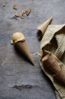 Gustoso gelato in croccante cono di zucchero sul tavolo di legno grigio — Foto stock