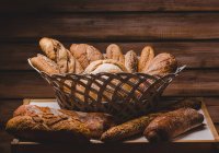 Composição de pães frescos em cesto — Fotografia de Stock