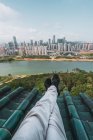 Ноги туриста на крыше с городским пейзажем на заднем плане, Наньнин, Китай — стоковое фото