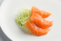 Sashimi de salmão japonês com daikon definido na placa branca — Fotografia de Stock