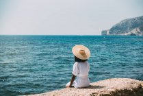 Mulher negra com chapéu de palha apreciando as vistas — Fotografia de Stock