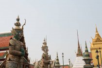Высокие красочные различные традиционные статуи в Palace Real, Бангкок, Таиланд. — стоковое фото