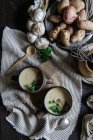 Tigelas de saborosa sopa de alcachofra Jerusalém com ingredientes em mesa de madeira rústica — Fotografia de Stock