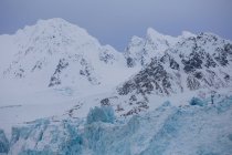Заснеженные горы зимой, Шпицберген, Норвегия — стоковое фото
