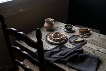 Linsenpastete auf Teller auf rustikalem Holztisch — Stockfoto