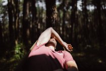 Person liegt in grüner Hängematte unter Bäumen im Wald in Kantabrien, Spanien — Stockfoto