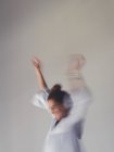 Розмита жінка стрибає на ліжку — стокове фото