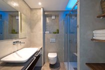Stilvolles Badezimmer mit allen Annehmlichkeiten im Luxus-Hotelzimmer. — Stockfoto